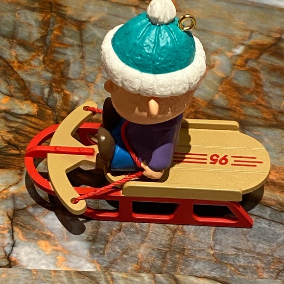 Vintage Hallmark Linus Sledding 1995 Christmas Ornament Peanuts Gang - Picture 5 of 6